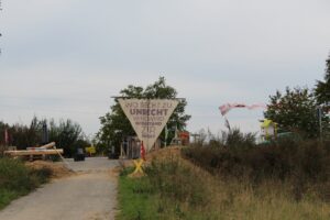 Banner mit der Aufschrift "Wo Recht zu Unrecht wird, wird Widerstand zur Pflicht" im Tagebau Lüzerath